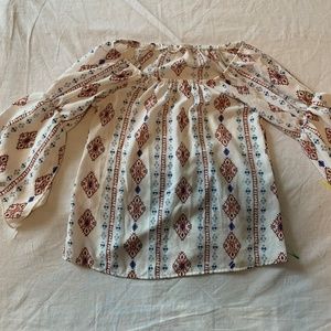 Flowy shirt with cuts in sleeves